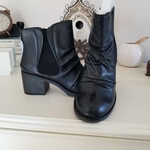 NWT Baretraps booties size 7